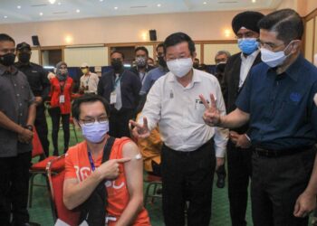 MOHAMED Azmin Ali dan Chan Kon Yeow sewaktu meninjau operasi Pusat Pemberian Vaksin (PPV) Program Imunisasi Industri Covid-19 Awam- Swasta (PIKAS) di Bukit Jawi Golf Resort, Pulau Pinang.