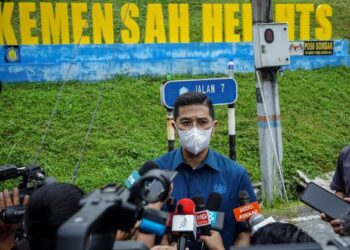 Azmin Ali bercakap kepada pemberita selepas meninjau kediaman penduduk yang terlibat dalam kejadian tanah runtuh di Jalan Kemensah Height ketika tinjauan di sini, hari ini. 
UTUSAN/FARIZ RUSADIO
