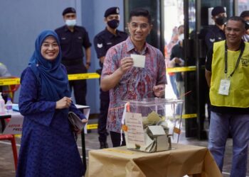 AZMIN dan isteri, Shamsida Taharin selesai membuang undi di SK Klang Gate, Gombak, Selangor.
