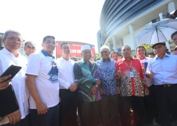 BEBERAPA lagi ahli Parlimen dan pimpinan tertinggi PN dilihat hadir berkumpul di hadapan Ibu Pejabat SPRM, Putrajaya. - UTUSAN/FAISOL MUSTAFA