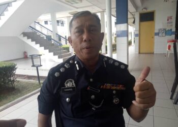 WAN Kamarul Azran Wan Yusoff ketika ditemui media di IPD Sepang pada hari pengundian awal di Sepang, Selangor. - UTUSAN/AMREE AHMAD