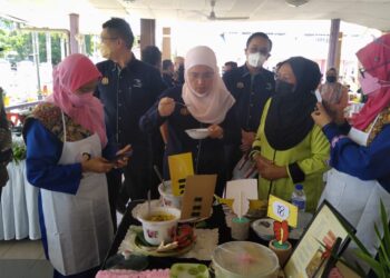 AZULITA Salim (tengah) merasa masakan asam tempoyak campuran ikan patin Sungai Tembeling senpena pertandingan memasak Program Khas Dapur Peladangnita 'Moh Masak Weh' di Jerantut, Pahang. - UTUSAN/HARIS FADILAH AHMAD