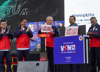 AHMAD FAIZAL Azumu (dua dari kiri) mengiringi Ismail Sabri Yaakob dalam majlis perasmian Hari Sukan Negara 2022 peringkat kebangsaan di Putrajaya, hari ini.