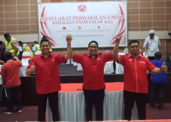 KHAIRUL Azwan Harun (tengah), Ramelle Ashram Ramli (kiri) dan Naib Ketua UMNO Bahagian, Mohd. Nazari Sabran selepas menang Pemilihan UMNO Bahagian Pasir Salak di Dewan Besar Bandar Baru Felcra Seberang Perak, Changkat Lada di Pasir Salak semalam. - UTUSAN/AIN SAFRE BIDIN