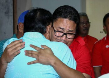 KHAIRUL Azwan Harun menerima ucapan tahniah daripada penyokongnya selepas menang jawatan Ketua UMNO Bahagian Pasir Salak pada Pemilihan parti itu di Dewan Besar Changkat Lada di Pasir Salak hari ini. - UTUSAN/MUHAMAD NAZREEN SYAH MUSTHAFA