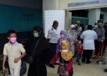 AHLI keluarga Allahyarham Nurul Azwani Kamarulzaman yang berada Hospital Sungai Buloh, hari ini.