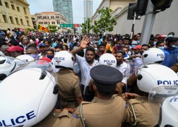 PENYOKONG kerajaan bertembung dengan polis di luar pejabat Presiden Sri Lanka di Colombo. - AFP