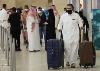 RAKYAT Arab Saudi tidak dibenarkan mengunjungi 16 negara berisiko susulan peningkatan kes Covid-19. - AFP
