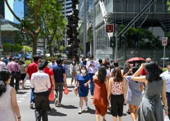 RAKYAT Singapura mempunyai tabiat pemakanan paling teruk dalam kalangan enam negara Asia yang lain. - AFP