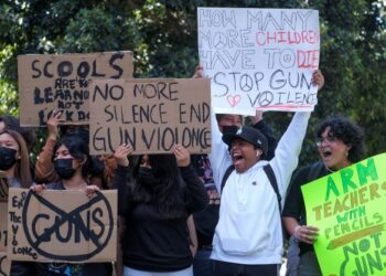PARA pelajar menyertai protes aman membantah keganasan senjata api di Los Angeles, California pada 31 Mei lalu. - AFP