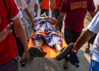 ORANG ramai mengusung seorang penduduk yang cedera akibat terkena peluru getah ketika demonstrasi di Yangon, Myanmar. - AFP