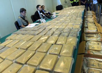 PIHAK berkuasa Hong Kong merampas 650 kilogram kokain dalam satu rampasan terbesar pada 2012. - AFP