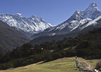 EMPANGAN mega yang dirancang China di Himalaya mempunyai kapasiti menjana tiga kali ganda kuasa elektrik berbanding Three Gorges. - AFP