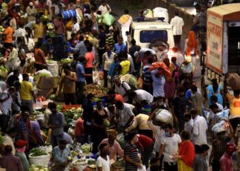 ORANg ramai memenuhi sebuah pasar borong di Mumbai, India. - AFP