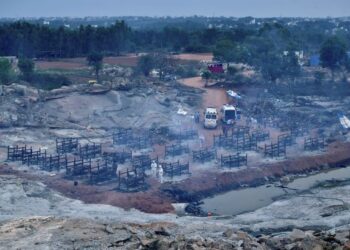 SEBUAH tapak kuari granit yang tidak berfungsi dijadikan sebagai pusat pembakaran mayat sementara untuk pesakit Covid-19 yang meninggal dunia di pinggir bandar Bangalore. - AFP