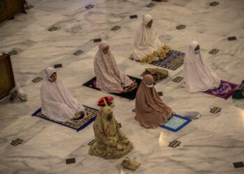 JEMAAH wanita menunaikan solat di Masjid al-Akbar di Surabaya, Indonesia. - AFP