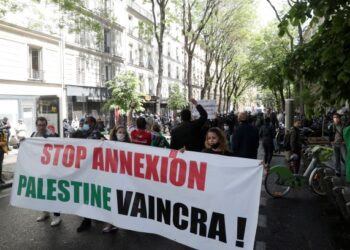 PENUNJUK perasaan memegang sepanduk dalam satu demonstrasi menyuarakan solidariti bersama rakyat Palestin yang diadakan di Paris. - AFP
