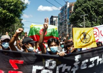 PENUNJUK perasaan di Yangon melakukan demonstrasi membantah rampasan kuasa berlaku di Myanmar. - AFP