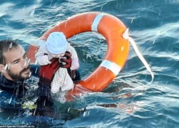 JUAN Fransisco menyelamatkan seorang bayi lelaki dari perairan Cueta selepas ibunya berenang merentasi dari Maghribi. - AFP