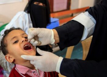 SEORANG kanak-kanak menerima vaksin polio di sebuah klinik di Sanaa, Yemen baru-baru ini. - AFP