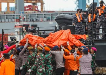 PASUKAN keselamatan menaikkan serpihan bangkai pesawat Sriwijaya Air yang ditemukan di sekitar perairan Pulau Laki di Kepulauan Seribu, Indonesia. - AFP
