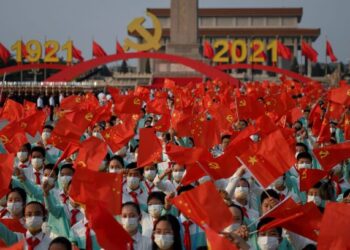 ORANG ramai meraikan sambutan ulang tahun ke-100 Parti Komunis China di Beijing, semalam. - AFP