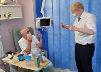 PERDANA Menteri Britain, Boris Johnson melawat seorang pesakit di sebuah hospital di Colchester, England. - AFP