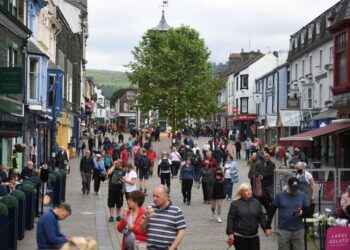 PENDUDUK berjalan di Keswick di Cumbria, barat laut England pada 21 Jun lalu. - AFP