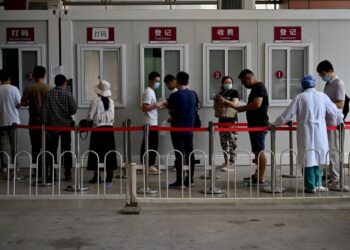 ORANG ramai beratur untuk menjalani ujian saringan Covid-19 di Beijing, China. - AFP