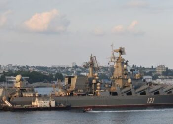 KAPAL Moskva merupakan antara aset ketenteraan terpenting Rusia semasa dipamerkan pada Hari Tentera Laut di Sevastopol.-AFP