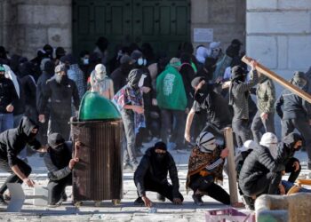 PENDUDUK Palestin bertempur dengan pasukan keselamatan Israel di pekarangan Masjid al-Aqsa di Baitulmuqaddis. - AFP