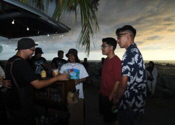TIDAK menang tangan pemilik County's Kopi, Fahmi Che Khosni melayan pelanggan di 
di persisir pantai Kampung Kurung Tengar, Kuala Perlis semalam. - UTUSAN/IZLIZAN OTHMAN