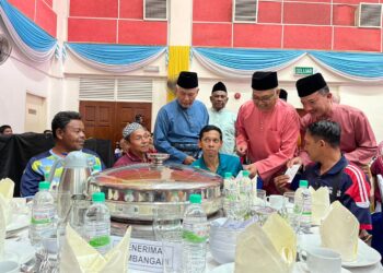 SHAMSUL ANUAR Nasarah (dua,kanan) dan Acryl Sani Abdullah Sani (kiri) menyampaikan sumbangan duit raya pada majlis Penerapan Nilai-Nilai Murni dan Iftar KDN di Dewan Komuniti Polis Marin Wilayah Satu, Batu Uban, Pulau Pinang malam ini ini. - Pix: SITI NUR MAS ERAH AMRAN