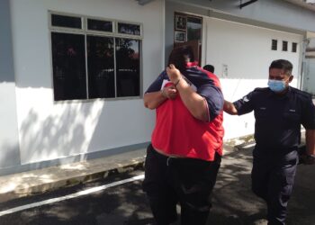 MOHD. SHUKERY SUHIMI didakwa di Mahkamah Majistret Pontian atas dua pertuduhan salah guna dan menipu wang pelanggan berjumlah RM615,809.50.