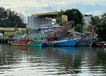 SEBAHAGIAN bot laut dalam yang tersadai di pesisir Terusan Semerak di Tok Bali, Pasir Puteh semalam. 
– UTUSAN/TOREK SULONG