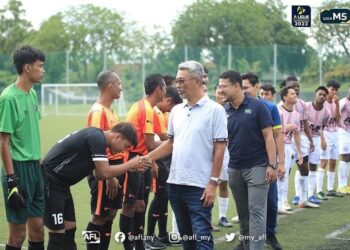 Datuk Mohd Yusoff Mahadi merasmikan perlawanan pertama A Ligue M5 Amisi Physio pada Ahad lalu.