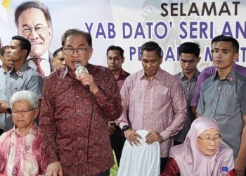 ANWAR Ibrahim ketika berucap pada program Minum Petang Bersama Rakyat di Lembah Makanan Bandar Perda, Bukit Mertajam, Pulau Pinang hari ini.