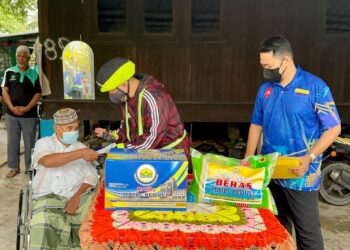 TUANKU Syed Faizuddin Putra Jamalullail  berkenan menyantuni asnaf di di Kampung Chemumar, Arau, Perlis semalam.-UTUSAN