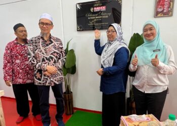 FAUZIAH Salleh (dua dari kanan) menurunkan tandatangan sebagai gimik simbolik bagi pelancaran Radix Bakery House di Taman Sena Indah, Kangar, Perlis. -UTUSAN/MUHAMMAD