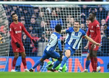 PEMAIN Brighton meraikan gol jaringan  Lewis Dunk ketika menentang Liverpool dalam saingan Piala FA semalam.