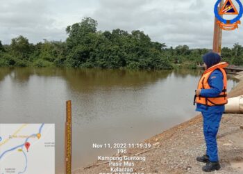 ANGGOTA Angkatan Pertahanan Awam Malaysia (APM) Pasir Mas membuat pemantauan paras air di kawasan Sungai Golok, Rantau Panjang, Kelantan hari ini. - UTUSAN/ISHAN APM