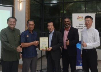 ROSLAN Mohammad (dua dari kiri) menyerahkan sijil penggredan Boulder Valley Glamping kepada Ketua Pegawai Eksekutif Boulder Valley, Teoh Hang Ching, dalam majlis penyampaian sijil tersebut, di Teluk Bahang, Pulau Pinang hari ini. -  Pix IQBAL HAMDAN