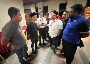 SAIFUL Fariddil Jasmi (dua dari kiri) beramah mesra bersama Pemuda UMNO Bahagian Kangar sewaktu Persidangan Perwakilan UMNO Bahagian Kangar di Dewan Warisan, Kangar, Perlis malam tadi. -UTUSAN/ASYRAF MUHAMMAD