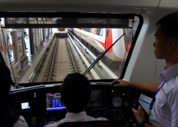 GANGGUAN perkhidmatan LRT laluan Kelana Jaya Selasa lalu 
menyebabkan tren terhenti tiba-tiba dan terpaksa dikendalikan secara 
manual. – MEDIA SOSIAL