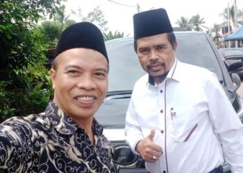 KAMARULZAMAN Ramli (kiri) bersama Adnan Mat ketika menghadiri majlis perkahwinan anak perempuan Kamarulzaman di Taman Desa Jaya Jengka di Maran, Pahang. - UTUSAN/SALEHUDIN MAT RASAD