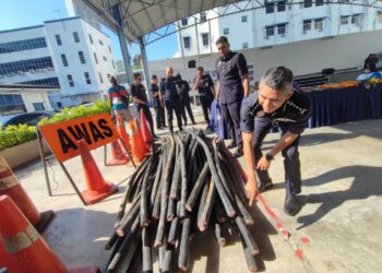 MOHD. SHUHAILY Mohd. Zain menunjukkan kabel Telekom Malaysia yang dirampas daripada satu sindiket mencuri kabel dalam sidang akhbar di IPK Pulau Pinang, George Town hari ini. - Pic: IQBAL HAMDAN