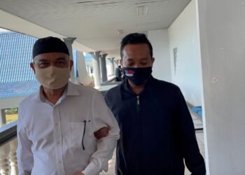 Bekas AADK Melaka, MOHAMAD YUSOF Kameh diring anggota SPRM selepas dituduh di Mahkamah Sesyen, Ayer Keroh, Melaka atas pertuduhan suapan bernilai RM5,900. - UTUSAN/DIYANATUL ATIQAH ZAKARYA