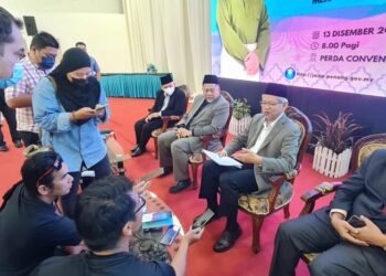 AHMAD ZAKIYUDDIN Abdul Rahman dalam sidang akhbar selepas menyampaikan watikah pelantikan kepada 2,955 individu kepimpinan kariah daripada 197 masjid di Pusat Konvensyen Perda, Pulau Pinang hari ini.