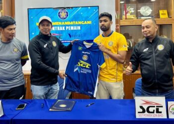 MUHAMMAD Zafuan Azeman (dua dari kanan) menunjukkan jersi Perlis United selepas Majlis Menandatangani Kontrak Pemain Pada Jendela Perpindahan Kedua 2023 di Bilik Mesyuarat Majlis Sukan Negeri (MSN), Kangar, Perlis, semalam.- UTUSAN/ASYRAF MUHAMMAD