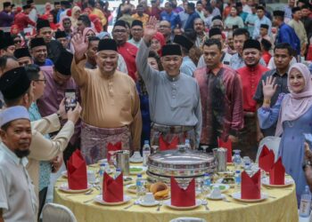 Pix

AHMAD Zahid Hamidi bersama Rozabil Abd Rahman pada majlis Rumah Terbuka Aidilfitri UMNO Perlis di Dewan Sivik, Arau, Perlis hari ini.-UTUSAN/SHAHIR NOORDIN